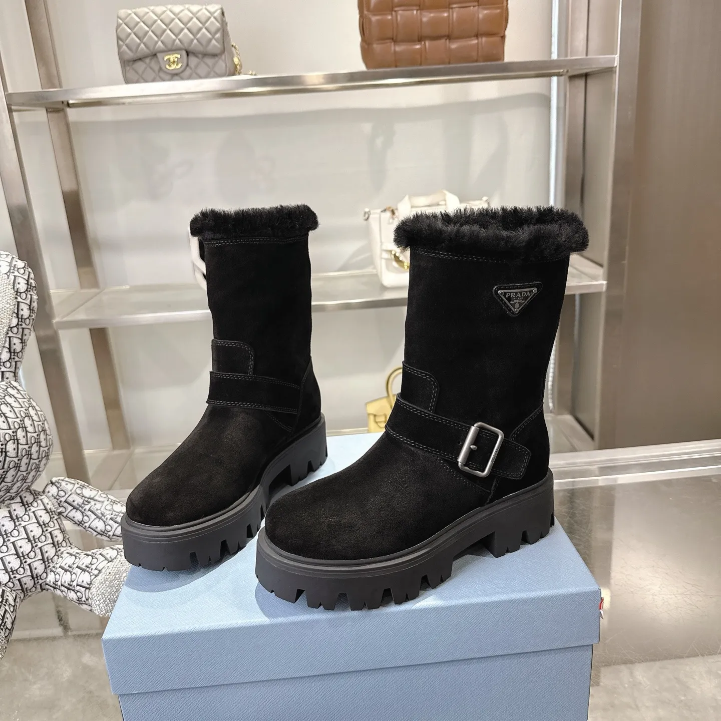 👟👟Ex-factory price 700👟👟 🔥Heavyweight🔥4050 Prada/PRADA autumn and winter snow boots counter new thick-soled anti-ski boots warm wool short boots, the same style as PRADA autumn and winter T-stage catwalk catwalk celebrity stars, original 1:1 replica, high-quality quality! The top version is comfortable on the feet and makes you look slimmer, elegant and intellectual! It is a rare pair of comfortable and warm casual snow boots! ❶Fabric: High mercerized cow suede/first layer cowhide ❷Lining: %100 pure wool imported from Australia ❸Feet: %100 pure wool imported from Australia ❹Outsole: Original TPU foam bottom Four-color women's sizes: 36–42. Complete packaging, with certified pure cotton bag after-sales service card.